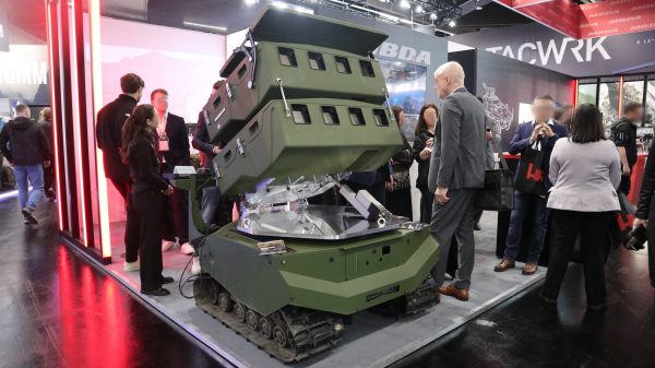 UGV GEREON mit zwei Werferebenen á vier ENFORCER. Ansicht von vorne und in Abschussposition.