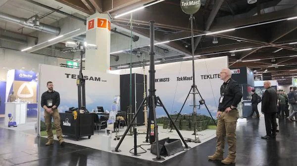 Kopflast: Teksam zeigt neben dem neuen Mast auch bewährte Produkte auf der Enforce Tac.