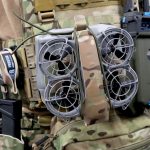 Drohnen-Holster von HEXAGON werden über Trägerplatten beispielsweise an die Schutzweste angenäht.