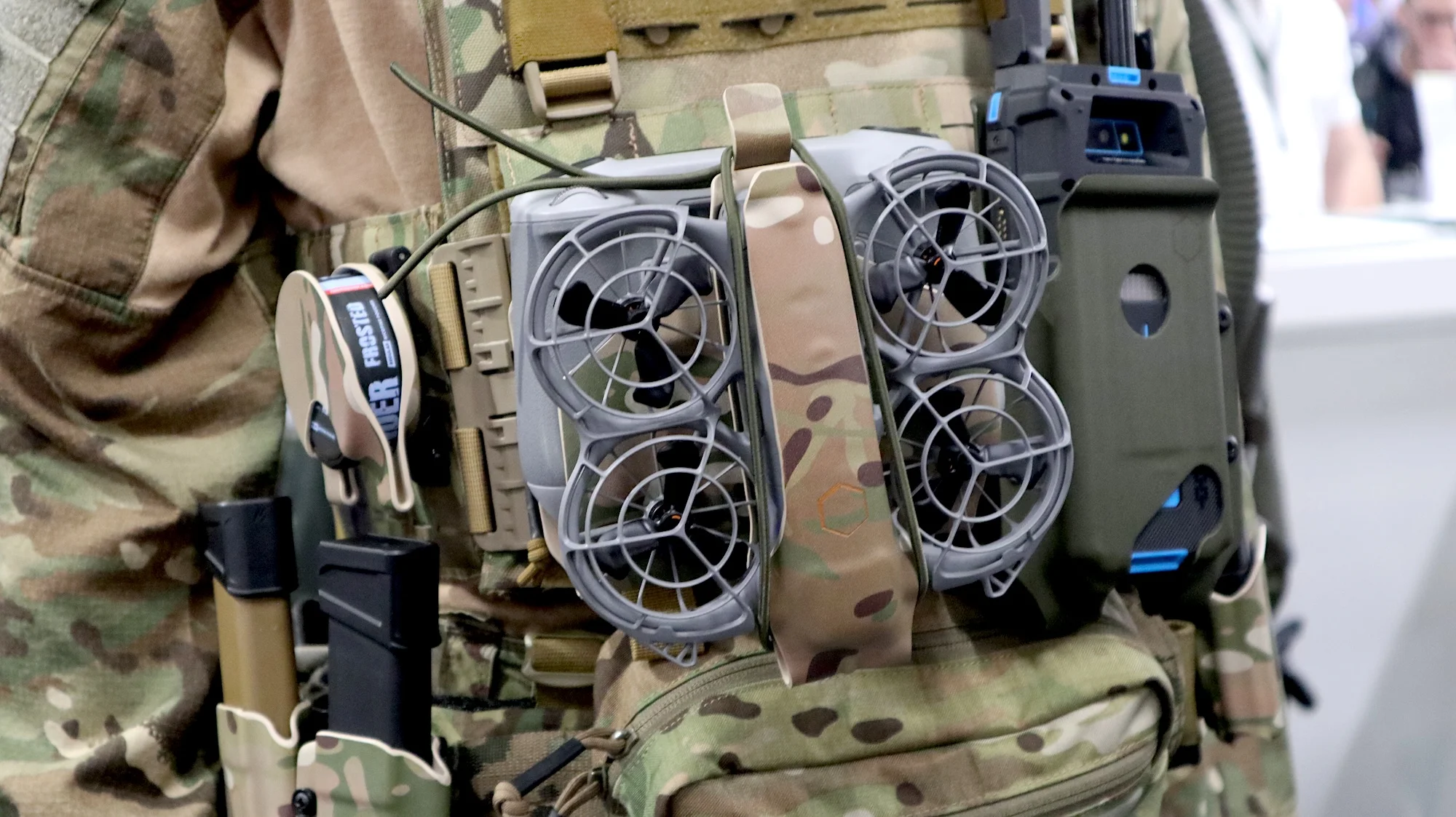 Drohnen-Holster von HEXAGON werden über Trägerplatten beispielsweise an die Schutzweste angenäht.