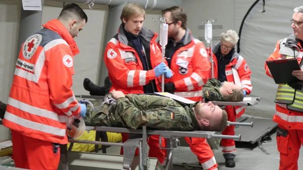 Medic Quadriga 2026: Helfer des Roten Kreuzes versorgen verwundete Soldatinnen.