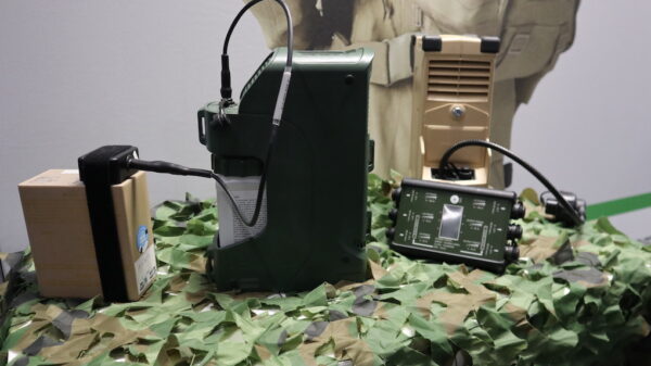Brennstoffzellen von SFC: Auf der Enforce Tac in Nürnberg zeigt SFC seine Brennstoffzelle Jenny und den Power Manager 3G für militärische Nutzung.