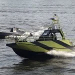 AMC 12 (vorn) und K3 Scout bei einer Testfahrt im Hamburger Hafen.