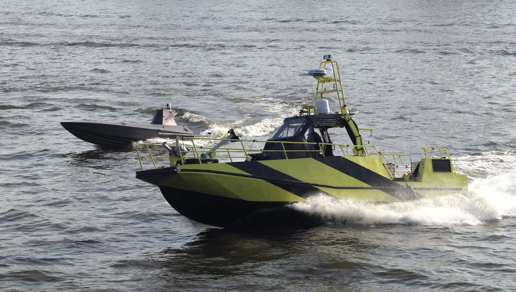 AMC 12 (vorn) und K3 Scout bei einer Testfahrt im Hamburger Hafen.