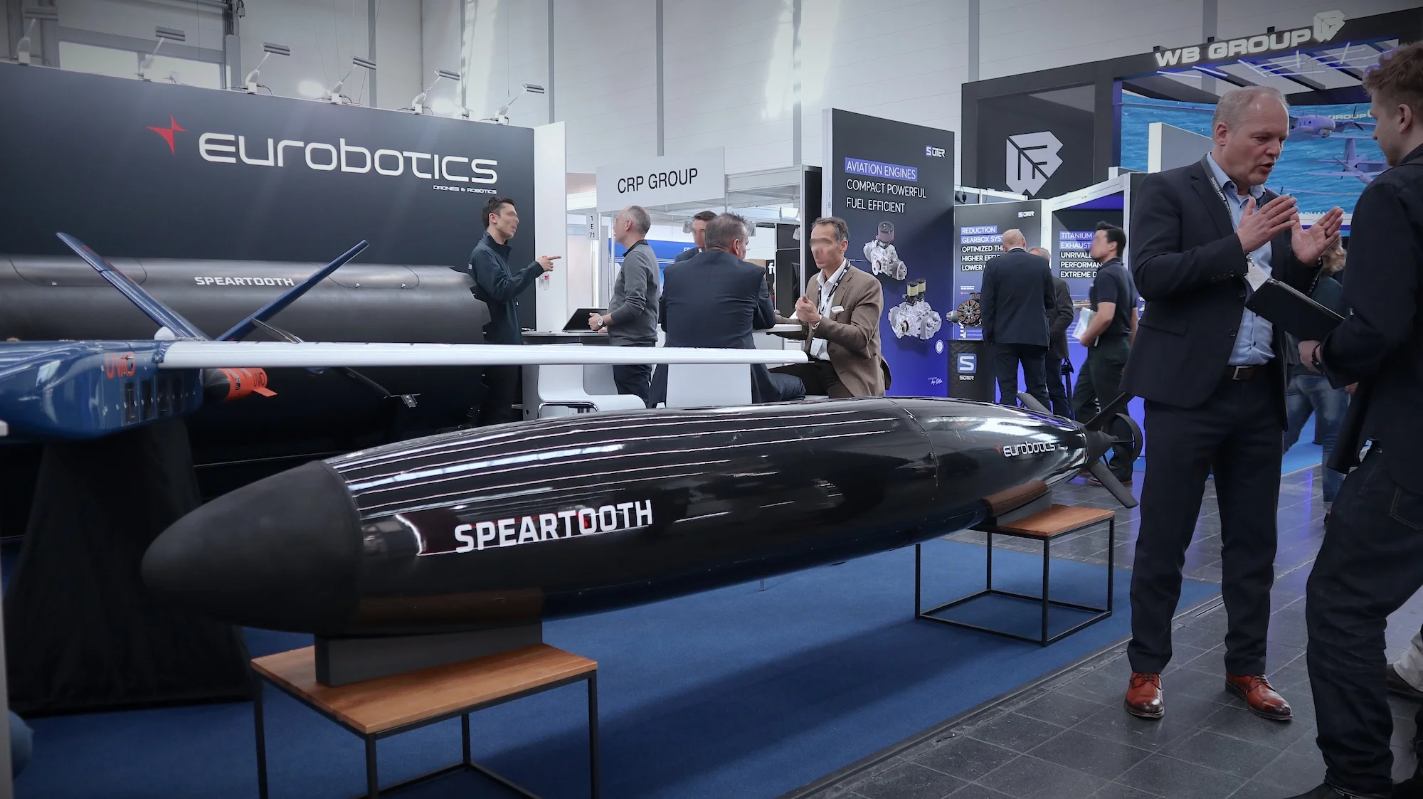 Blick auf eine Heälfte des Messestandes: Die neu gegründete EUROBOTICS bringt unbemannte Systeme für alle Dimensionen nach Düsseldorf.