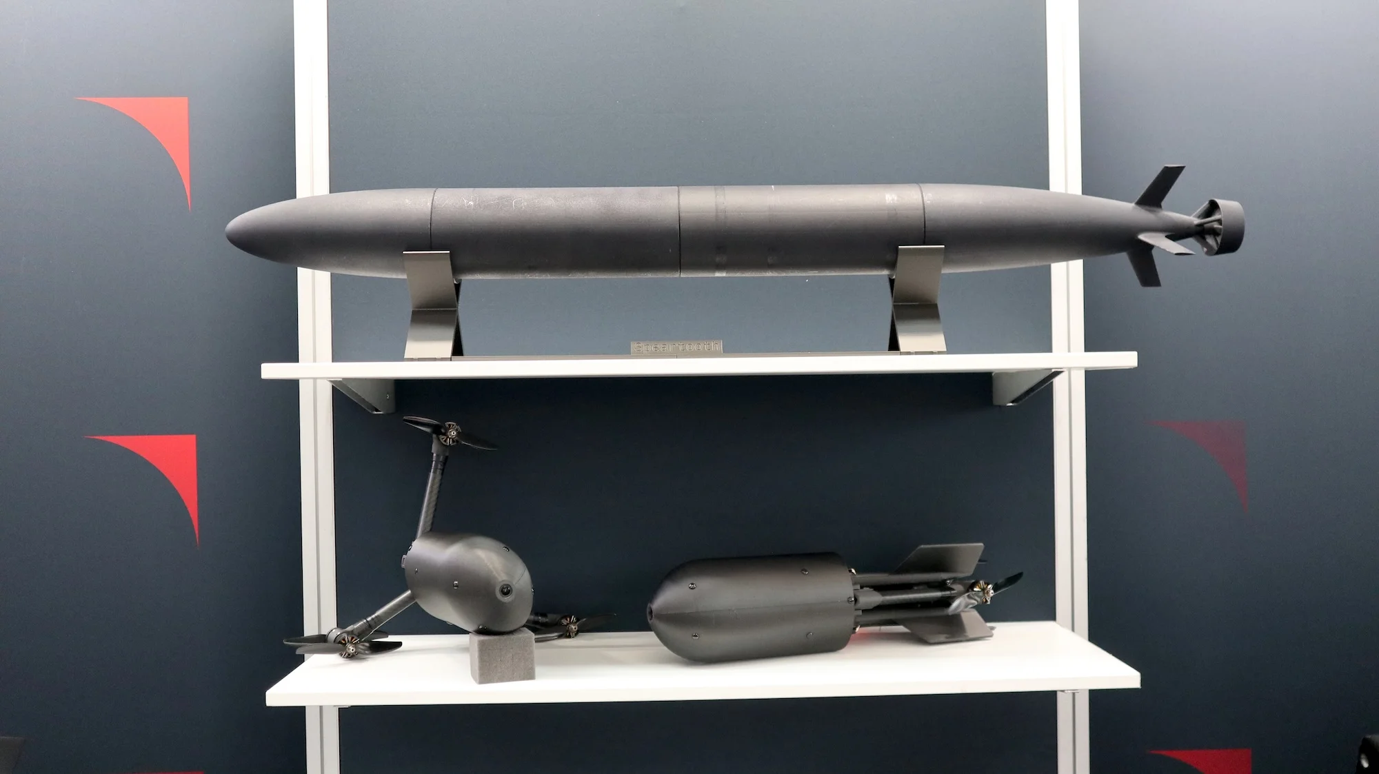 Im Modell gut zu erkennen: Der SPEARTOOTH ist derzeit in einer Konfiguration mit einem oder zwei Modulen erhältlich. Unten links im Regal: Die Interceptordrohne STRIKE.