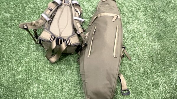 Berghaus: Aus diesem beiden Anteilen – Tagesrucksack und Waffentasche – wird ein System. Zwei zusätzliche Reißverschlüsse am Rücken machen es möglich.