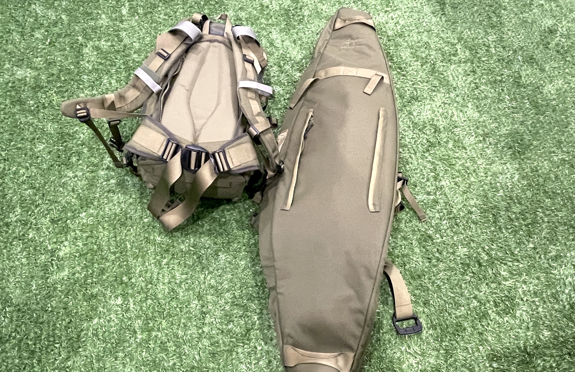 Berghaus: Aus diesem beiden Anteilen – Tagesrucksack und Waffentasche – wird ein System. Zwei zusätzliche Reißverschlüsse am Rücken machen es möglich.