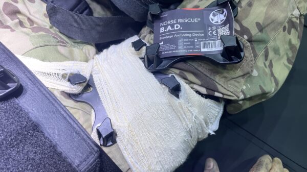 Bandage Anchoring Device Das B.A.D. soll gerade an den Stellen eine Fixierung des Verbandes ermöglichen, an denen andere Lösungen versagen oder nur schwer halten.