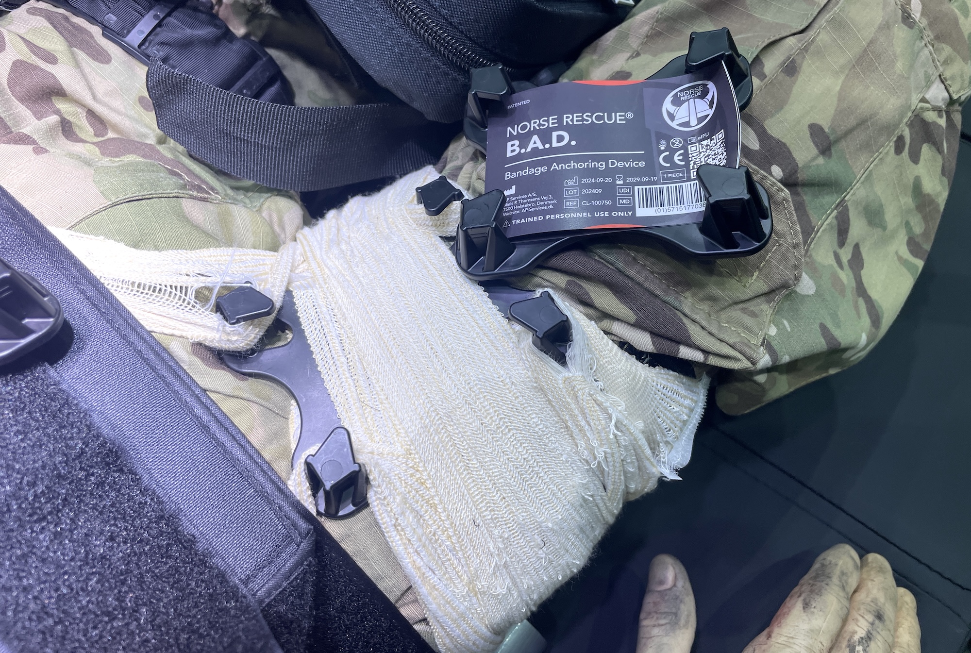 Bandage Anchoring Device Das B.A.D. soll gerade an den Stellen eine Fixierung des Verbandes ermöglichen, an denen andere Lösungen versagen oder nur schwer halten.