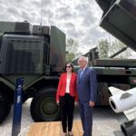 Armin Papperger, CEO von Rheinmetall, und Paula Hartley, Vice President and General Manager of Tactical Missiles for Missiles and Fire Control bei Lockheed Martin, beim heutigen Launch des Global Mobile Artillery Rocket System (GMARS) auf der Eurosatory.