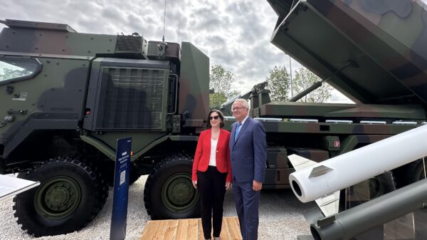 Armin Papperger, CEO von Rheinmetall, und Paula Hartley, Vice President and General Manager of Tactical Missiles for Missiles and Fire Control bei Lockheed Martin, beim heutigen Launch des Global Mobile Artillery Rocket System (GMARS) auf der Eurosatory.