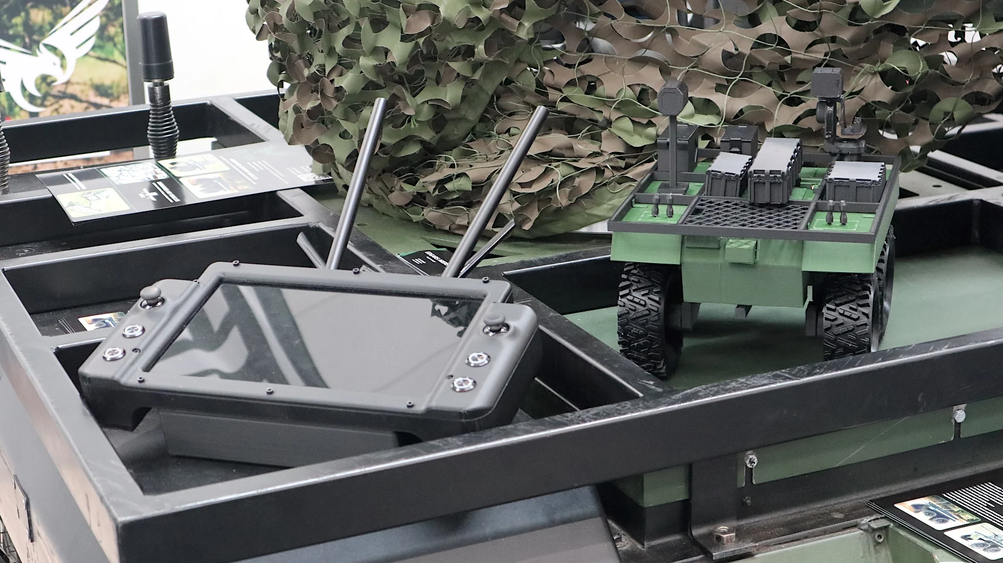 Die Steuerung des LV-Hades Gekon lag in Düsseldorf gleich obenauf. Daneben ein Modell des UGVs, an dem mweitere Module demonstriert werden konnten.