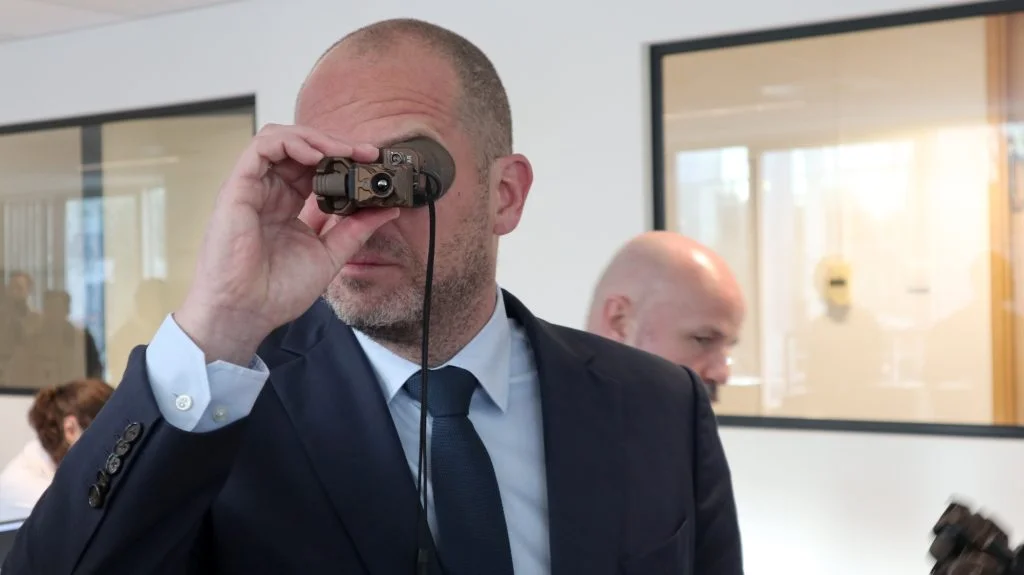 Der THEON IRIS-C ist ein vom belgischen Verteidigungsminister getestet und für "nice" befundener Wärmebild-Clip-On für Nachtsichtbrillen.