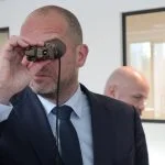 Der THEON IRIS-C ist ein vom belgischen Verteidigungsminister getestet und für "nice" befundener Wärmebild-Clip-On für Nachtsichtbrillen.