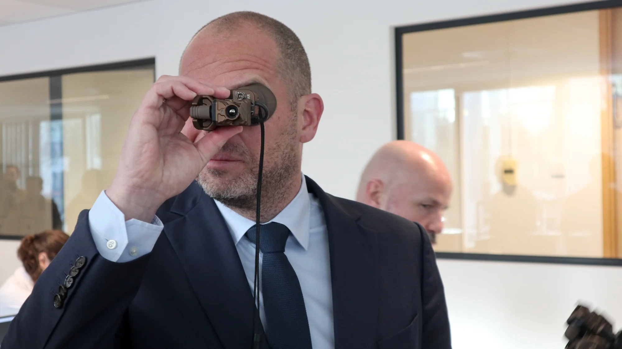 Der THEON IRIS-C ist ein vom belgischen Verteidigungsminister getestet und für "nice" befundener Wärmebild-Clip-On für Nachtsichtbrillen.