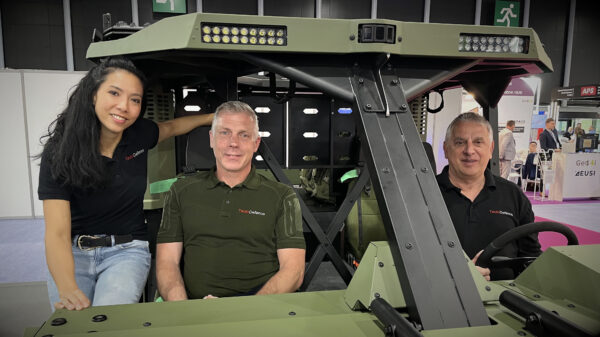 TeutoDefence Behördentage: Das TeutoDefence Germany Team gab auf der Eurosatory den Startschuss für die Besucherregistrierung bekannt. Ganz rechts Geschäftsführer Holger Veh.