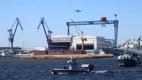 Das Marinearsenal Warnowerft ist zweifelsfrei ein zu schützender Bereich – Hier wurde im Rahmen der SeaSEC Challenge Weeks DATA2SEA neueste Technik erprobt – in allen Dimensionen.