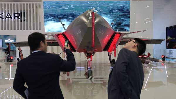 Baykar: Auf der SAHA wird türkische Technik von allen Seiten begutachtet.