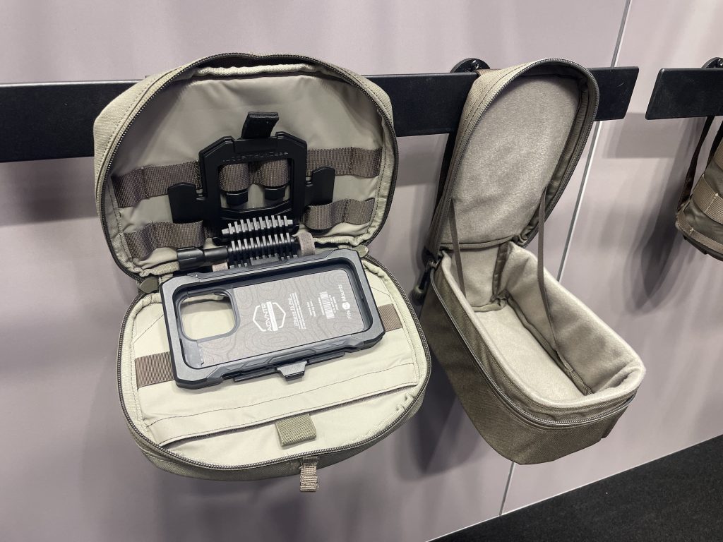 Snigel: Pouch für Smart Debvices wie das ATAK (links) sowie eine Protective Tasche für ein Kameraobjektiv oder eine Nachtsichtoptik (rechts).