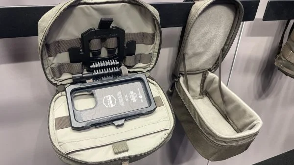 Snigel: Pouch für Smart Debvices wie das ATAK (links) sowie eine Protective Tasche für ein Kameraobjektiv oder eine Nachtsichtoptik (rechts).