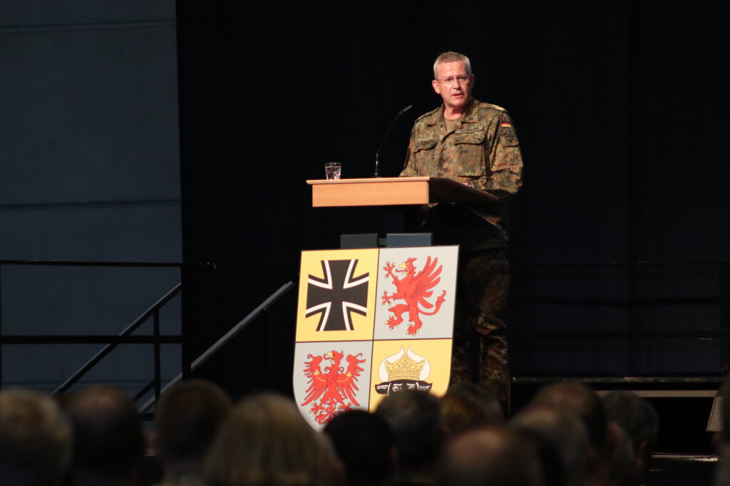 Befehlshaber des Territorialen Führungskommandos der Bundeswehr, Generalleutnant André Bodemann, begrüßt die geladenen Gäste zur Fähigkeitsdemonstration in der Hansemesse Rostock.