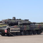Panzertruppen üben im Rahmen von Quadriga. Deutscher Kampfpanzer Leopard 2 wird auf Schiff mit Ziel Litauen verladen.