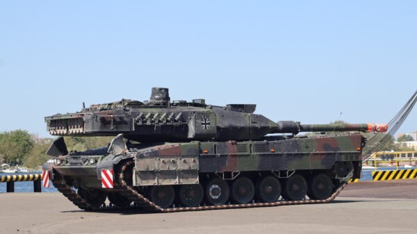 Panzertruppen üben im Rahmen von Quadriga. Deutscher Kampfpanzer Leopard 2 wird auf Schiff mit Ziel Litauen verladen.