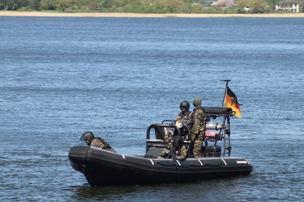 Ein Schnellboot der Bundswehhr sichert die Seeseite des Hafengeländes.