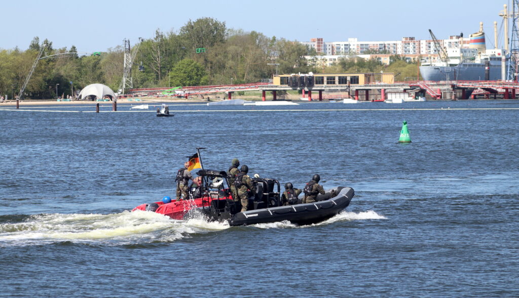 Das rote Boot näherte sich unbefugt dem Schiff. Es wurde erfolgreich von Schnellbooten der Bundeswehr abgedrängt.