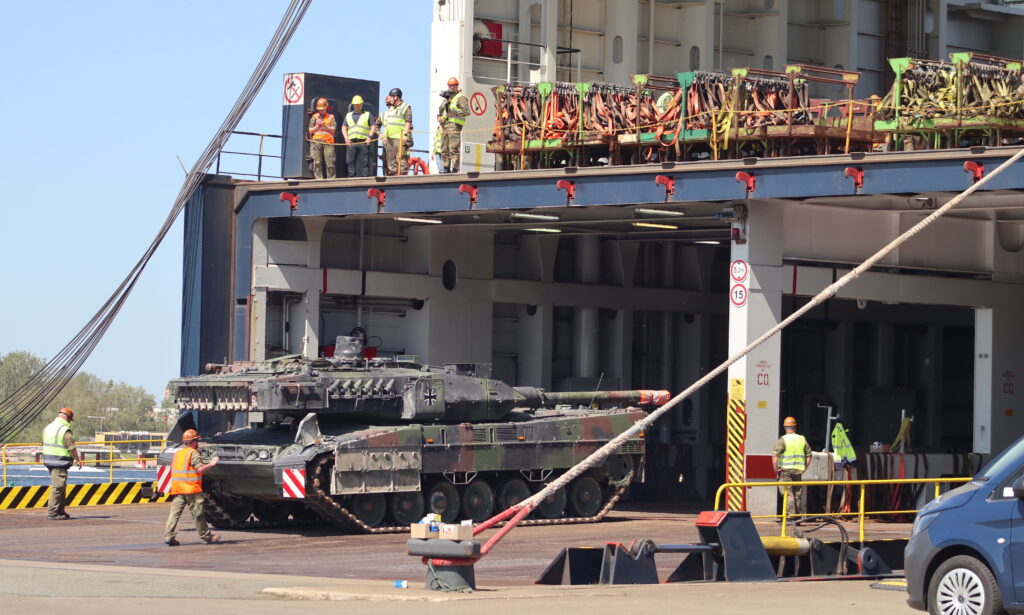 Leopard 2 wird auf ein RoRo-Schiff verladen, um in Litauen im Rahmen der Quadriga 2024 zu üben.