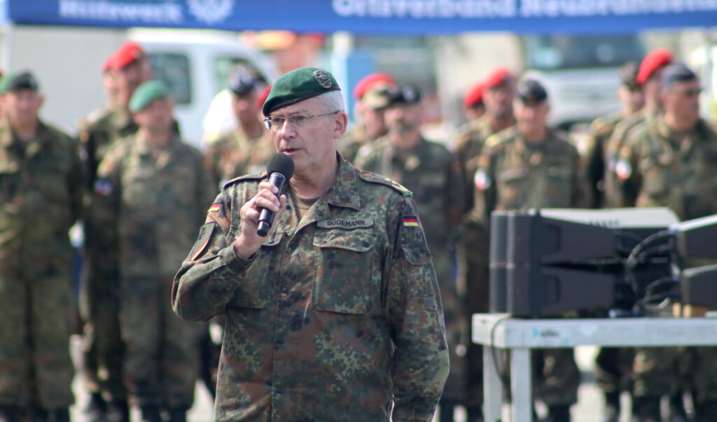 Generalleutnant Bodemann bedankt sich bei allen Teilnehmenden der Übung im Seehafen Rostock.