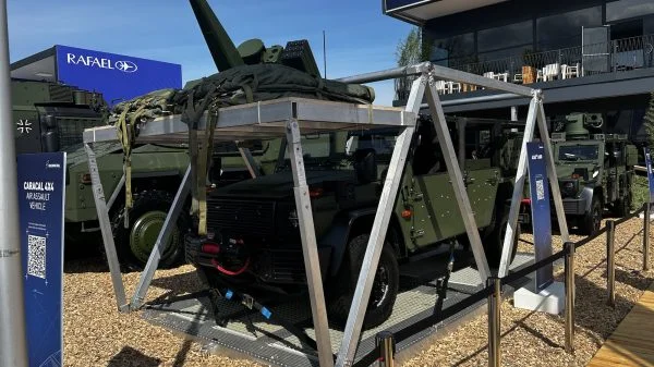 Rheinmetall zeigt das Luftlandefahrzeug CARACAL am Stand auf der ILA 2026 mit zwei neuen Optionen