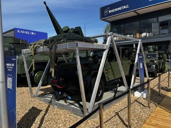 Rheinmetall zeigt das Luftlandefahrzeug CARACAL am Stand auf der ILA 2026 mit zwei neuen Optionen