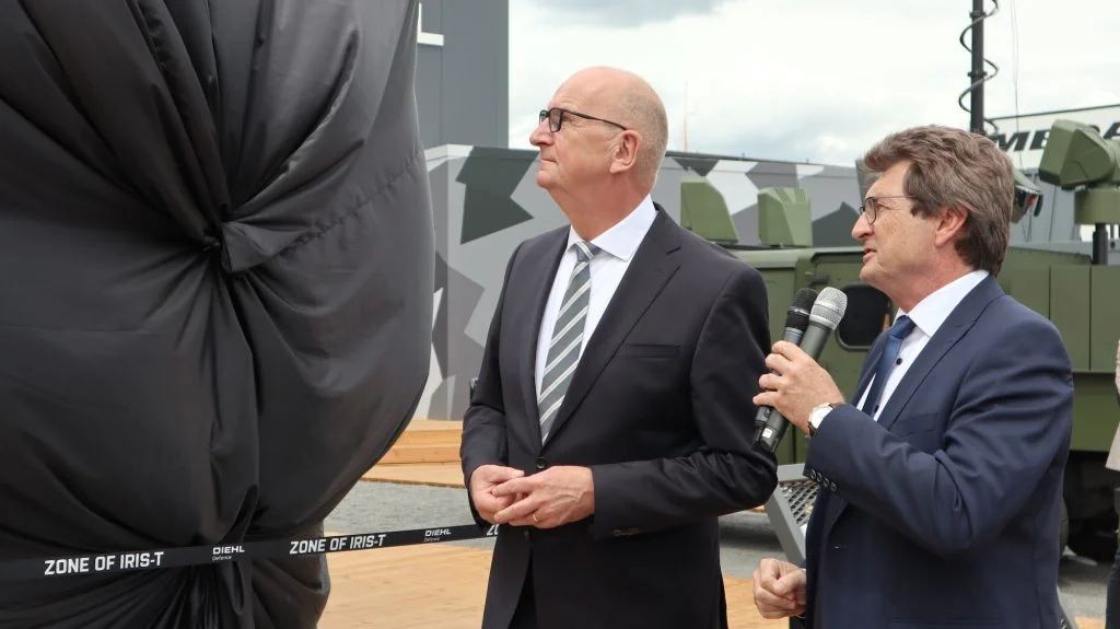 Dietmar Woidte (l.), Ministerpräsident des Landes Brandenburg, präsentierte Diehl Defence heute das kompakte Luftverteidigungssystem IRIS-T SLS MK4.
