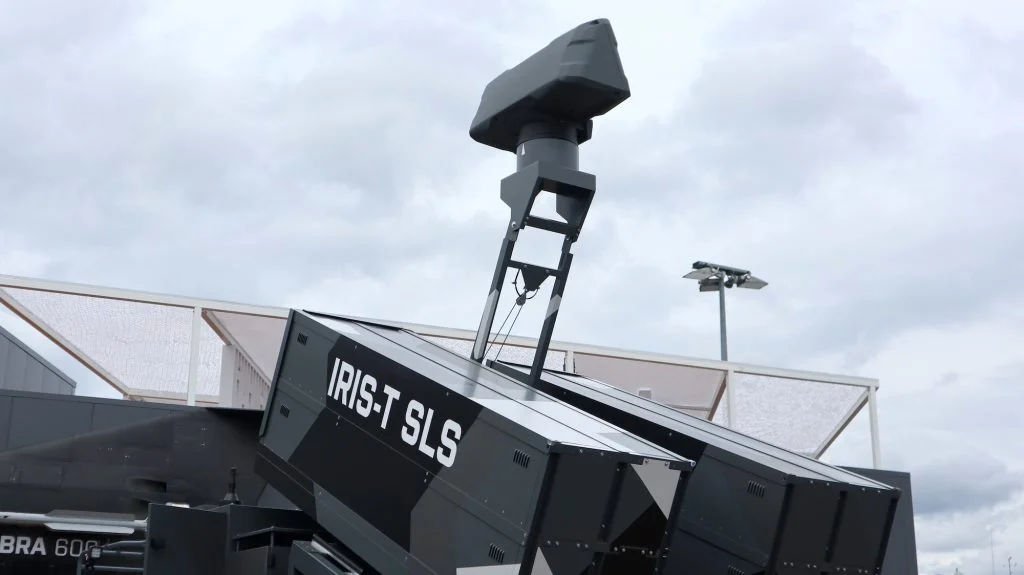 Das ein Giraffe 1X 3D Multi-Mission Radar von Saab ist zwischen den beiden Launchern verbaut wird bei Bedarf ausgefahren.