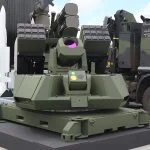Das integrierte Anti-Drohnen-System von MBDA verfügt über zwei 12er-Launcher für den DefendAir und einen zentralen Laser.