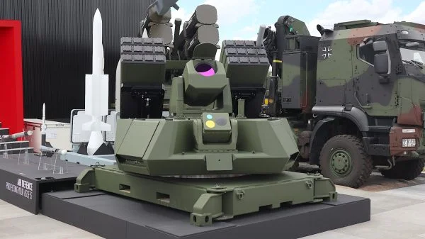 Das integrierte Anti-Drohnen-System von MBDA verfügt über zwei 12er-Launcher für den DefendAir und einen zentralen Laser.