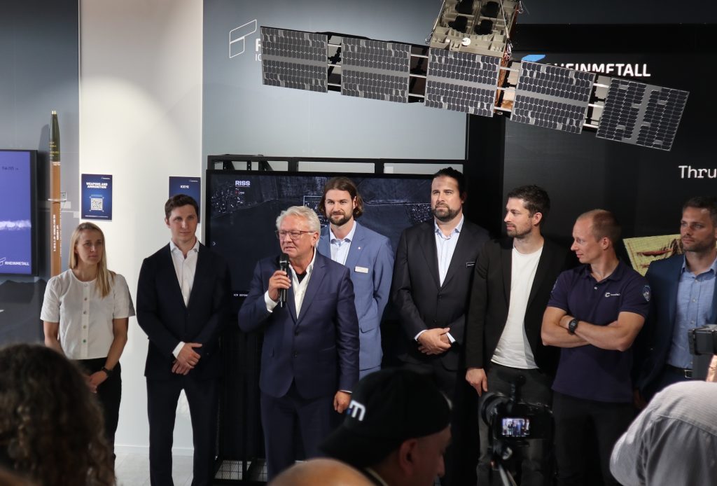 All: In Berlin sprach Rheinmetall-Chef Armin Papperger (3.v.l.) über die geplante Satellitenproduktion für Deutschland.