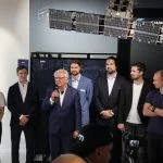 All: In Berlin sprach Rheinmetall-Chef Armin Papperger (3.v.l.) über die geplante Satellitenproduktion für Deutschland.