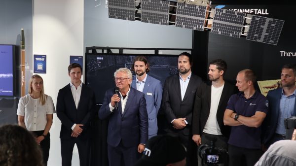 All: In Berlin sprach Rheinmetall-Chef Armin Papperger (3.v.l.) über die geplante Satellitenproduktion für Deutschland.
