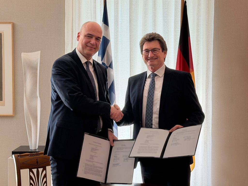 Von links: Christoforos Boutsikakis (CEO HDS), Andreas Kindl und Dr. Harald Buschek (CPO Diehl Defence)