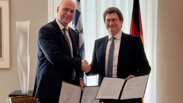 Von links: Christoforos Boutsikakis (CEO HDS), Andreas Kindl und Dr. Harald Buschek (CPO Diehl Defence)