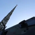 SMAG fährt seinen 40-m_mast für TaWAN auf der Eurosatory aus.