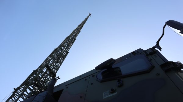 SMAG fährt seinen 40-m_mast für TaWAN auf der Eurosatory aus.