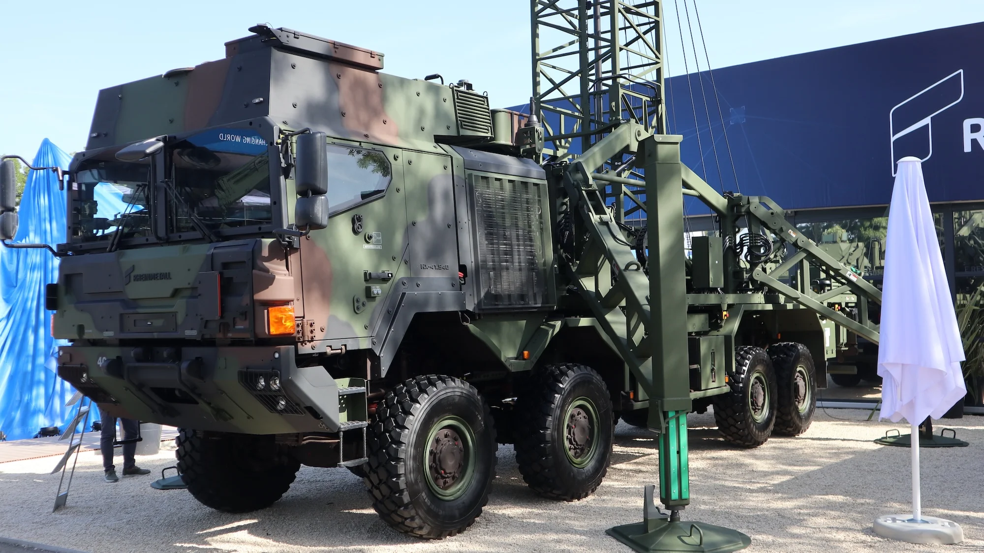 Als Trägerfahrzeug für das große TaWAN-Mastsystem dient ein HX von Rheinmetall.