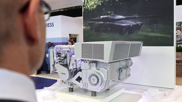 Rolls-Royce präsentiert mtu PowerPack Xelerate: Integriertes Hybrid-Antriebssystem für Landstreitkräfte.