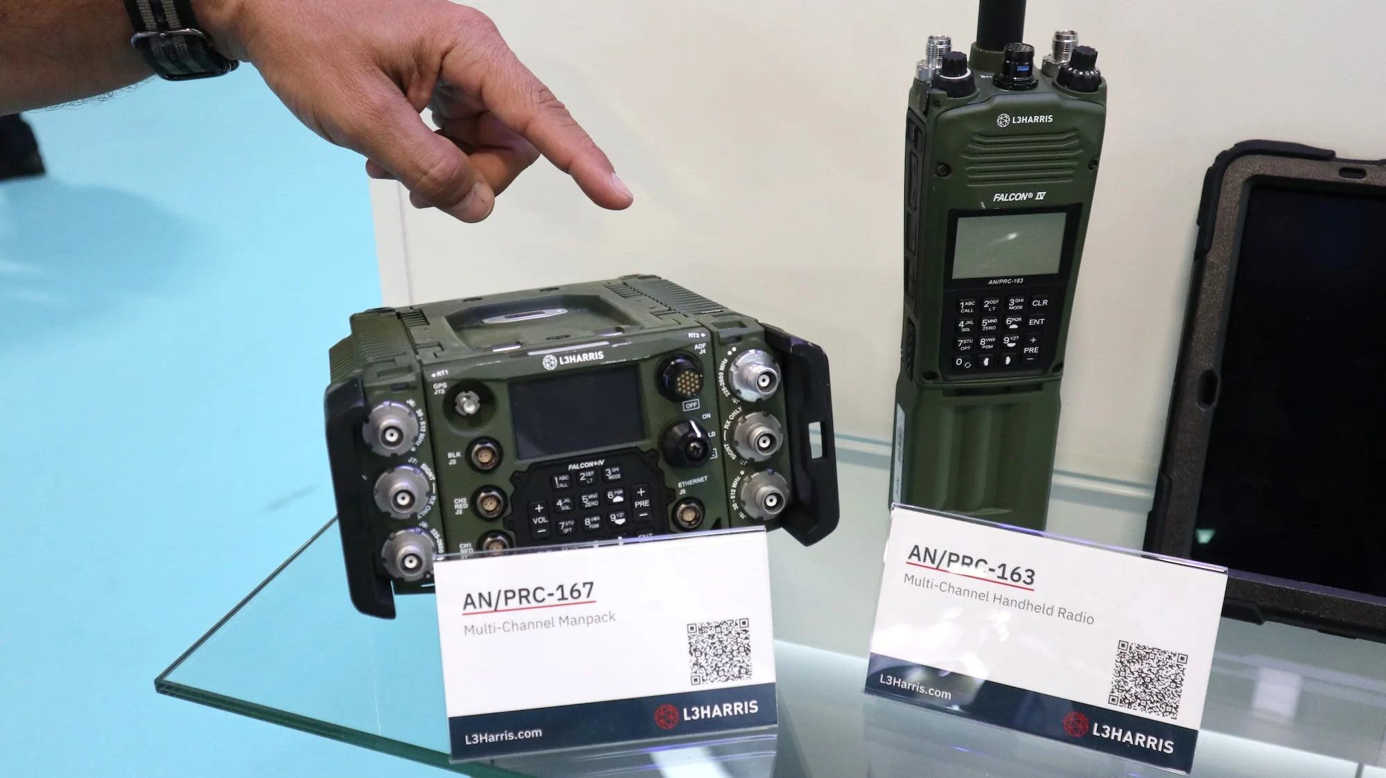 Funkgeräte wie beispielsweise die bei den deutschen Spezialkräften eingeführten AN/PRC-163 und AN/PRC-167 können mit Wraith Shield zu Jammern erweitert werden.