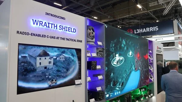 Prominent in Paris: Wraith Shield von L3Harris ermöglicht es , aus bestehenden Funkgeräten Drohnensensoren zu machen.