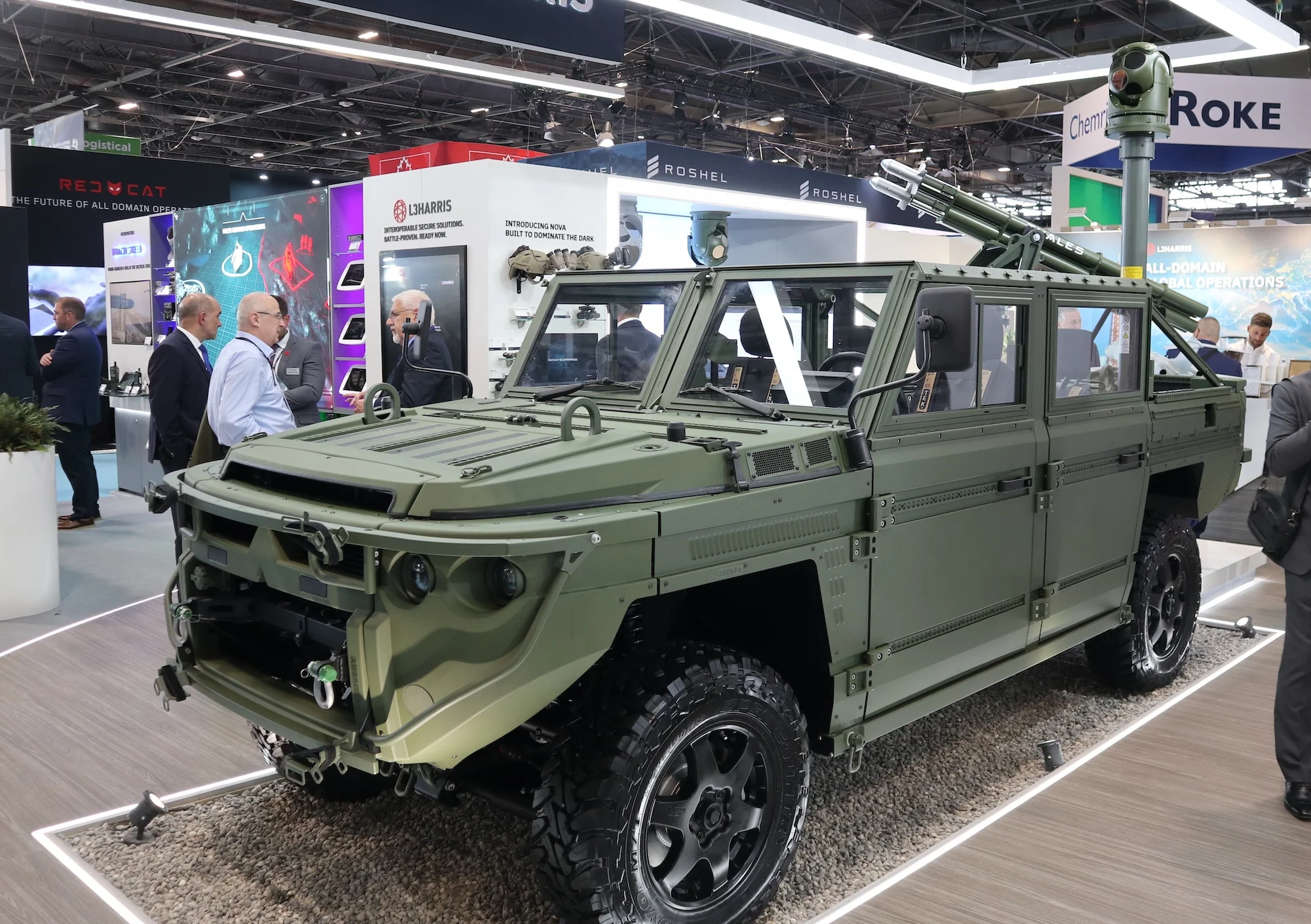 Vampire von L3Harris kann auch zur Drohnenabwehr eingesetzt werden. Das System verbindet den Sensorkopf WESCAM MX™-10D RSTA mit Lenkflugkörpern auf nahezu jeder nur denkbaren Plattform – auf der Eurosatory gezeigt wurde ein Defenture GRF.